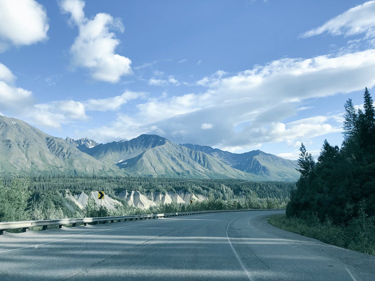 kkimbeeerly's tweet photo. my favorite thing about alaska is that when i’m having a bad day i like to drive around with my music blasting + surround myself w mountains which isn’t hard to do because they’re literally e v e r y w h e r e here 💛 https://t.co/HsoxjjD3CS
