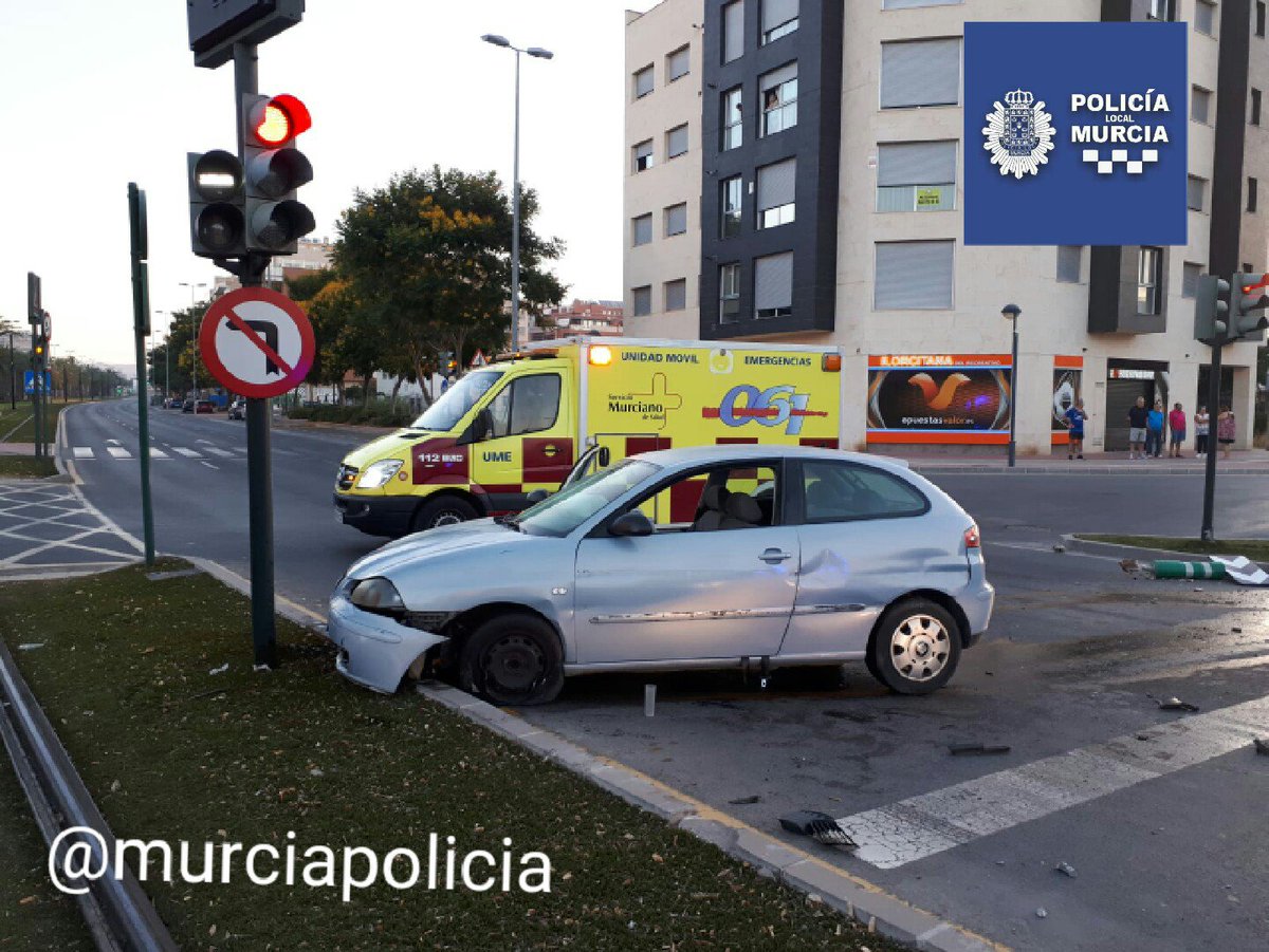 MurciaPolicia's tweet photo. Está mañana, dotación de polivalentes y motoristas intervienen en un siniestro vial en Avda. Juan de Borbón cuyo conductor casi triplica la tasa de alcohol. Intenta bajar la tasa con flexiones, pero de poco le ha servido 👎 https://t.co/oqMiJe4UgV