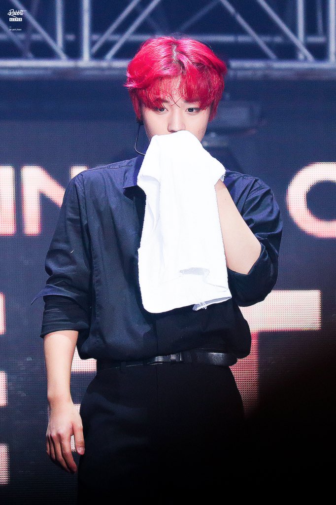 rabbitkeeper_jh's tweet photo. 180728 HK DAY1
체리즙 뚝뚝 떨어지고 있음🍒

#워너원 #박지훈 https://t.co/HcB96hLIa3