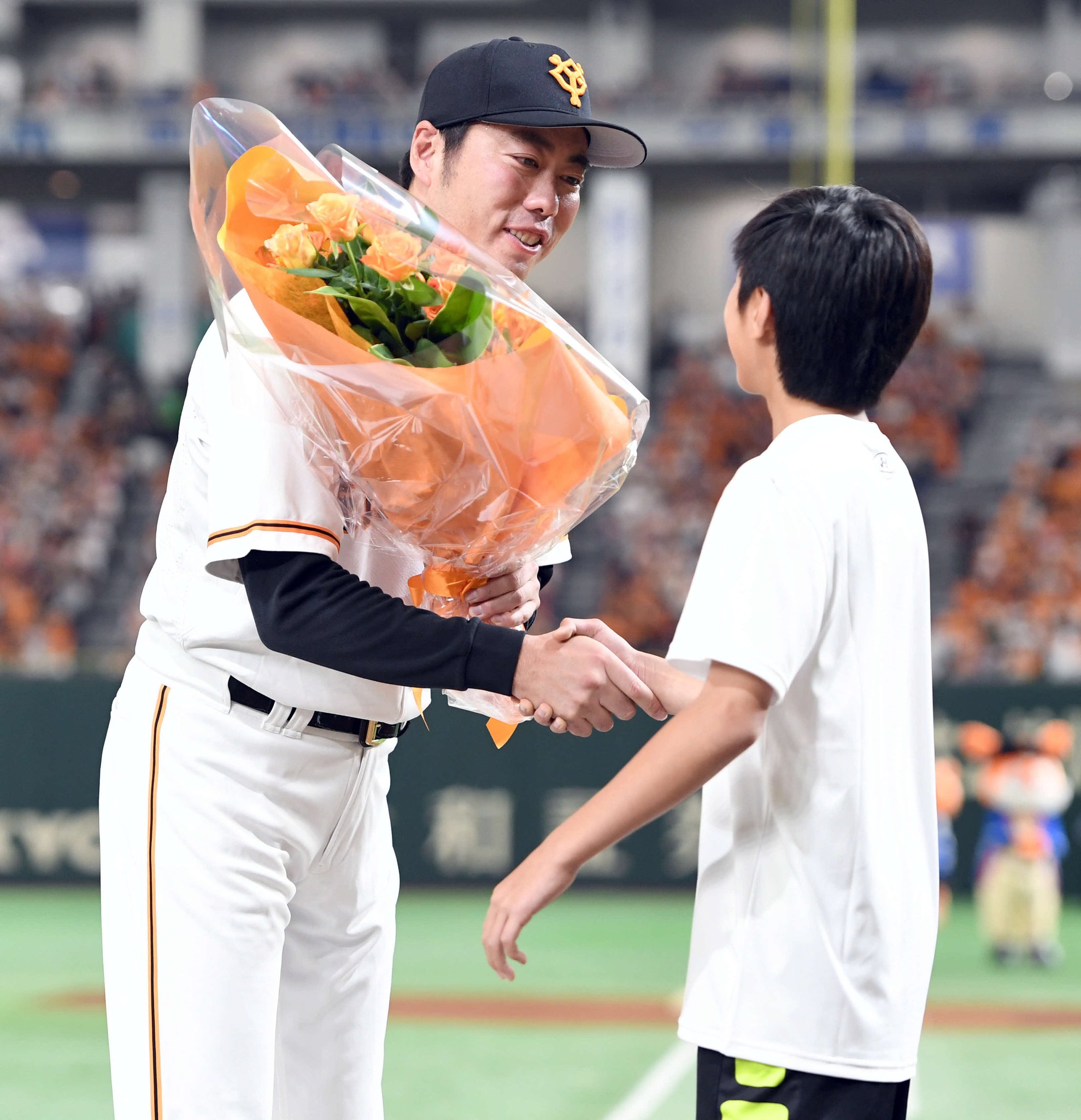 日刊スポーツ 巨人担当 Sur Twitter 試合前写真 上原浩治 が通算100勝100ホールド100セーブ達成記念セレモニーに参加 長男一真君から花束を受け取った ビデオレターでレッドソックス時代の同僚のデービッド オルティス氏らから祝福メッセージ 日刊スポーツ 巨人担当 Sur Twitter 試合前写真 上原浩治 が通算100勝100ホールド100セーブ達成記念セレモニーに参加 長男一真君から花束を受け取った ビデオレターでレッドソックス時代の同僚のデービッド オルティス氏らから祝福メッセージ