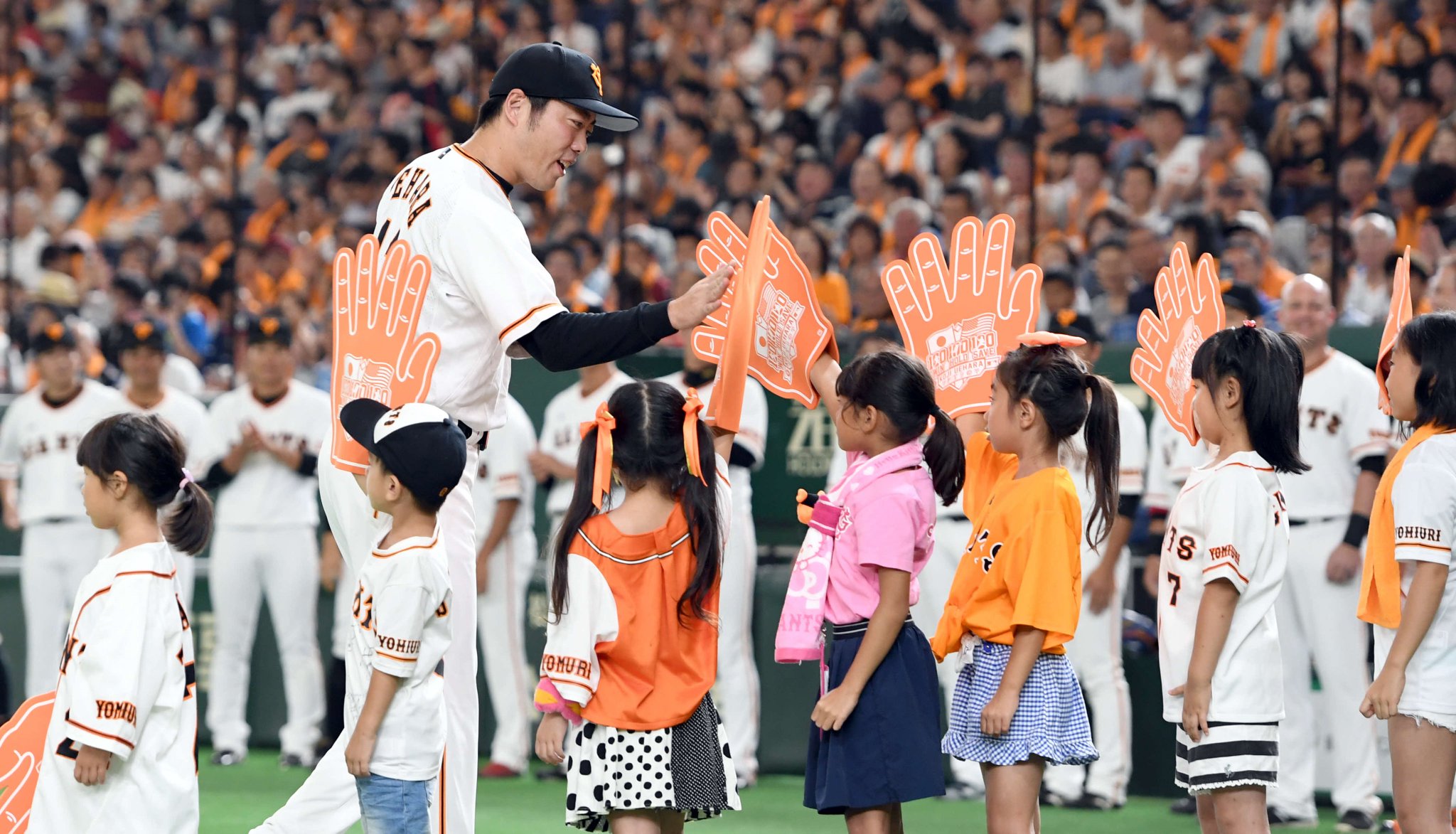 日刊スポーツ 巨人担当 Sur Twitter 試合前写真 上原浩治 が通算100勝100ホールド100セーブ達成記念セレモニーに参加 長男一真君から花束を受け取った ビデオレターでレッドソックス時代の同僚のデービッド オルティス氏らから祝福メッセージ オルティス氏と 日刊スポーツ 巨人担当 Sur Twitter 試合前写真 上原浩治 が通算100勝100ホールド100セーブ達成記念セレモニーに参加 長男一真君から花束を受け取った ビデオレターでレッドソックス時代の同僚のデービッド オルティス氏らから祝福メッセージ オルティス氏と