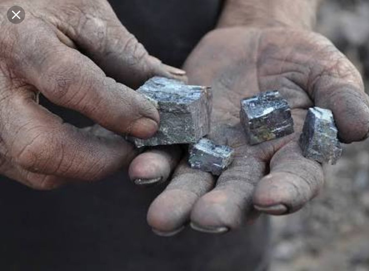 Daniel_March3's tweet photo. Weekend Thoughts....

1) Zuckerberg FB share value lost $15.7 billion last week
2) Annual silver mine production of 1 billion ounces is worth $15.5 billion 

A 20% drop in one person's holdings of #fb stock >  than all the #silver mined in a year. https://t.co/PXNj3oe4sS