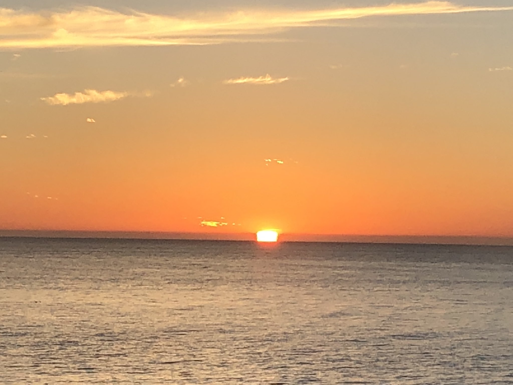 Masakazu Nakamori 日本海メロンマラソンは ２時間４０分もかかってゴール こんな時期のマラソンに出場しておいてなんですが 暑いの苦手です というわけで その後の日本海で 四角い太陽を発見 これって幸運なんだろうか T Co Oh4qm9ivar