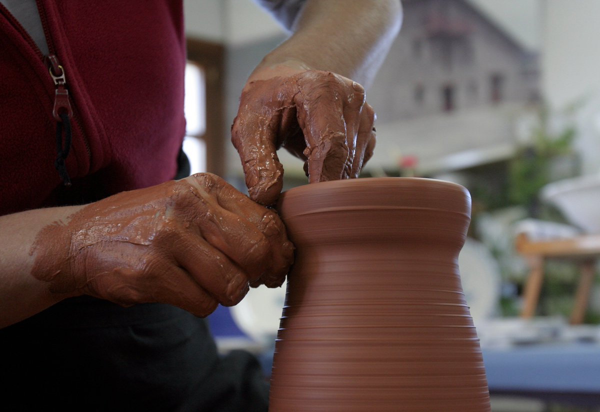 <a href="/OlleriasM/">Ollerias Museo</a>  #alfarería vasca
Está situado en el barrio de #Ollerías de la localidad de Elosu (#Legutio). El edificio es una antigua ollería. Se expone una colección de 380 piezas de #cerámica popular vasca. Pueden adquirirse las cerámicas que hacen allí. bit.ly/2K689xR