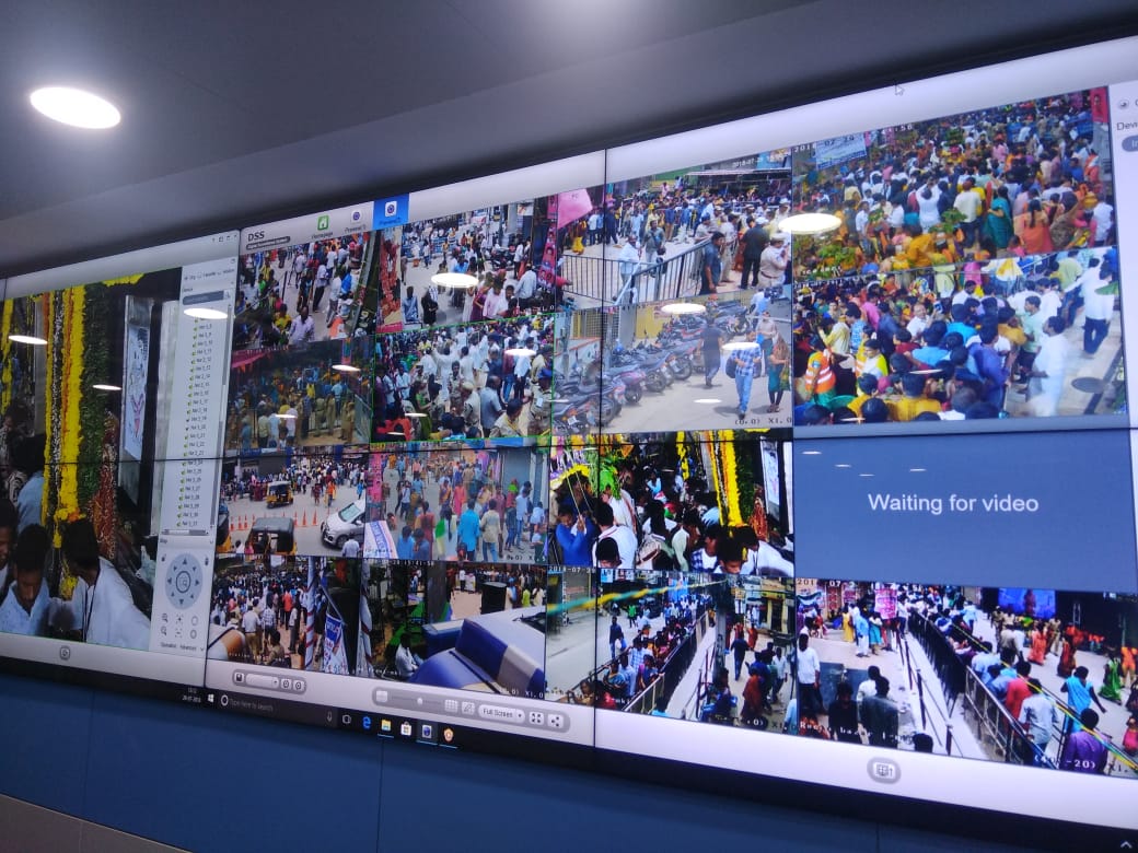 hydcitypolice's tweet photo. #BonaluFestival 
Monitoring from Command Control Center, #HyderabadCityPolice https://t.co/ps47AgQVd0
