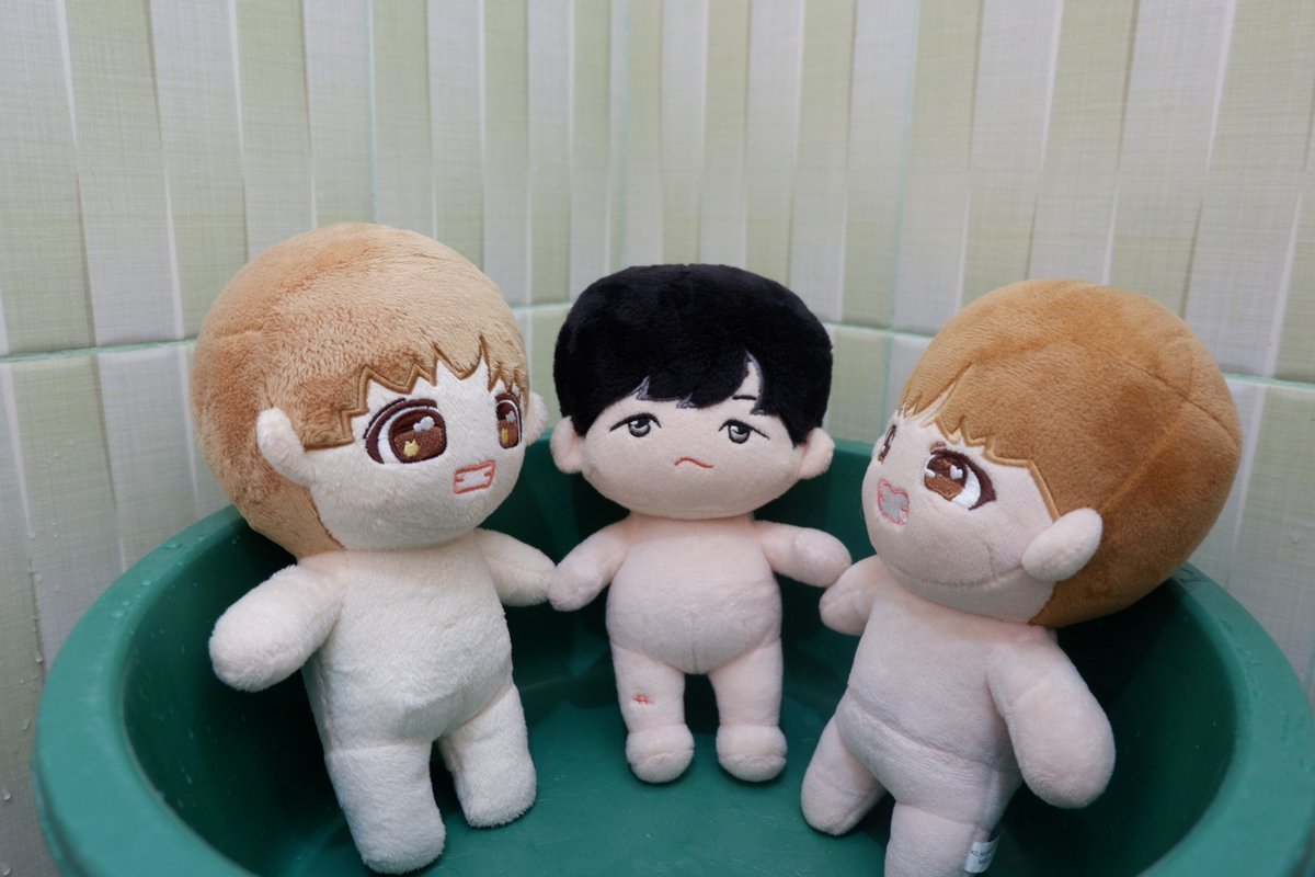 dollmompam's tweet photo. Two babe Vs' and Gi's first bath. It went well 💪

📸: #bangtan_sonyeon_dolls
📍: #BaeV | #Tiggertae | #DopeGi | #BTS 
📌: https://t.co/7VAgwvJnAV https://t.co/Ei8jGE5sYm