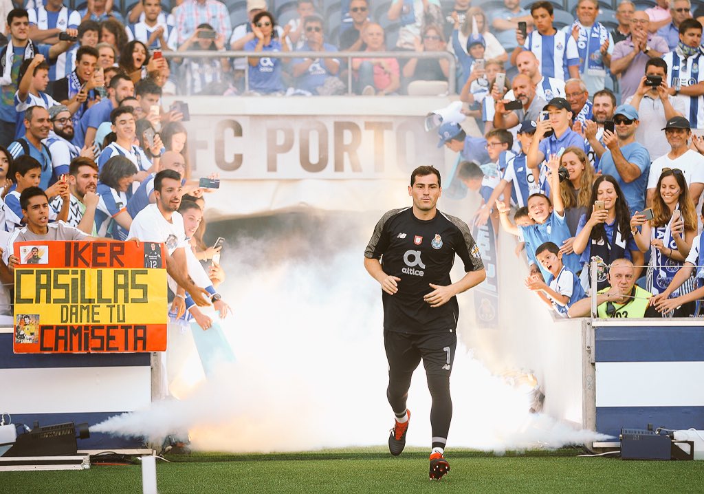 IkerCasillas's tweet photo. Presentación del equipo para esta nueva temporada 18-19!! Nueva ilusión y nuevas metas!! La próxima: Supercopa de Portugal!! 🔵⚪️🐉 https://t.co/hrj067pOnB