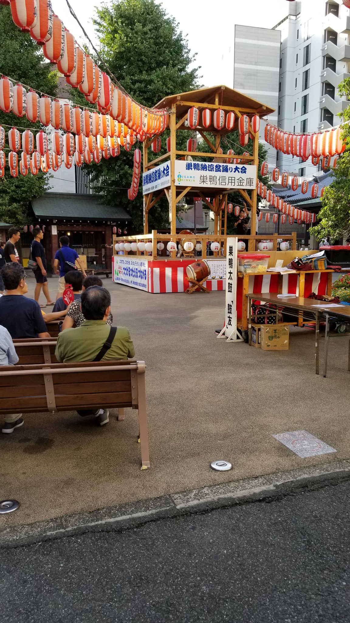 巣鴨のタウン誌 すがも 編集人 V Twitter 本日は 巣鴨納涼盆踊り大会 が開催されます 場所は とげぬき地蔵尊 高岩寺 今日から四日間行われる予定です お近くのかたは是非 参加してください 巣鴨 とげぬき地蔵 盆踊り T Co Scopyec4z0 Twitter