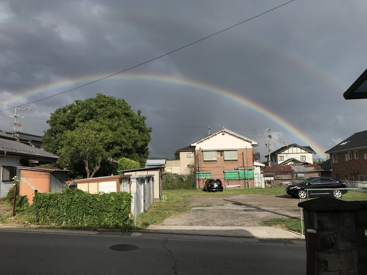 RyoYmaguchi's tweet photo. 洗車してたら虹が🌈
しかも二重(*´ω`*)

終わり側にまた雨降って
最悪やー https://t.co/IpTlFhvzmq