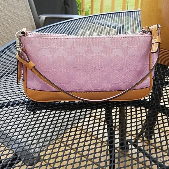 BaileyB26272364's tweet photo. So good I had to share! Check out all the items I'm loving on @Poshmarkapp from @AllisonSchult #poshmark #fashion #style #shopmycloset #bcbgmaxazria #coach #lovmark: https://t.co/8hx3JxDDd0 https://t.co/i4Qym8Pk7n