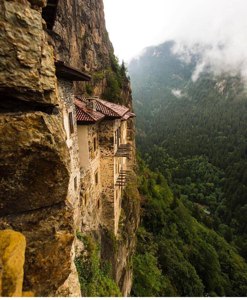 🌧 Tur Gurmeleri Sümela Manastırı🍁
MS 365-395 yıllarında yapılan Sümela Manastırı, Anadolu’daki Kapadokya kiliseleri tarzındadır. Önce kilise amacıyla yapılmış ve manastıra dönüştürülmüştür.
📌İtiraf : Ziyarete açılmasını dört gözle bekliyoruz
#Karadeniz #Trabzon #Maçka #Sümela