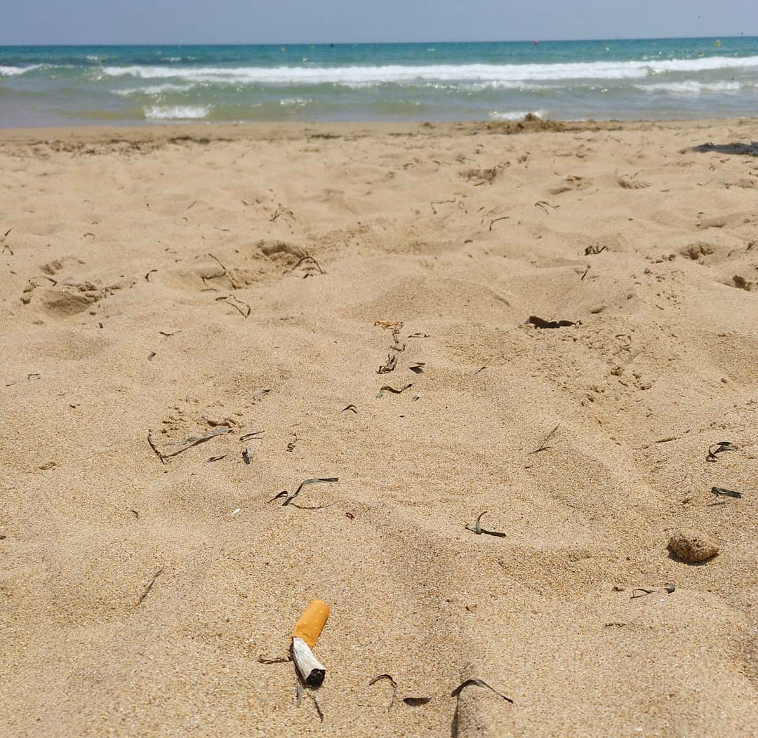 Permíteme disfrutar de la brisa, de la arena bajo mis pies, del olor y sabor de los albaricoques que dan fuerza para un nuevo baño. Permíteme disfrutar de la playa sin humo, de mi espacio sin humo. 
#StopTabaco #EspaciosSinHumo #PlayaSinHumo