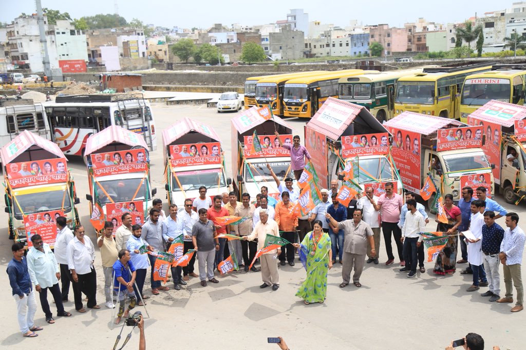 kiransnm's tweet image. 4 अगस्त से प्रारम्भ होने वाली राजस्थान गौरव यात्रा में अधिक से अधिक लोगों को सम्मेलित करने हेतु आज भाजपा कार्यालय राजसमंद से रथ यात्रा की शुरुआत की।
#ChaloRajsamand #CMinRajsamand #Rajsamand #Rajasthan #RisingRajsamand #KiranMaheshwari @BJP4Rajasthan @VasundharaBJP