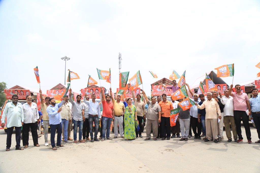 kiransnm's tweet image. 4 अगस्त से प्रारम्भ होने वाली राजस्थान गौरव यात्रा में अधिक से अधिक लोगों को सम्मेलित करने हेतु आज भाजपा कार्यालय राजसमंद से रथ यात्रा की शुरुआत की।
#ChaloRajsamand #CMinRajsamand #Rajsamand #Rajasthan #RisingRajsamand #KiranMaheshwari @BJP4Rajasthan @VasundharaBJP