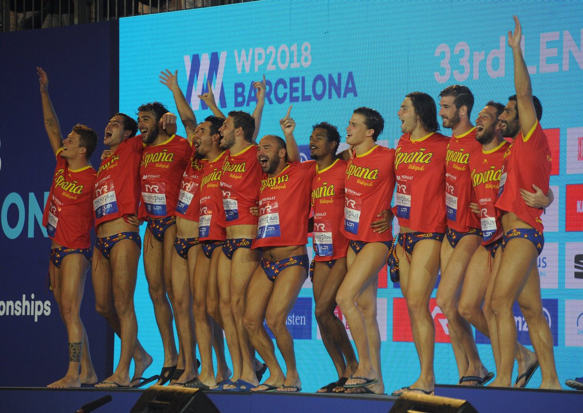 CNBARCELONA's tweet photo. La selecció espanyola 🤽🏼♂️amb @edulorrio guanya la 🥈al @wp2018bcn després de perdre contra Sèrbia a la tanda de penals.
Enhorabona equip! Sou molt grans 🙌🏻🔝
📸 @LaLiga4Sports
#waterpololife #waterpoloteam #waterpolo #pallanuoto #silvermedal #picornell #wpbcn2018 https://t.co/xsO9GbkplA