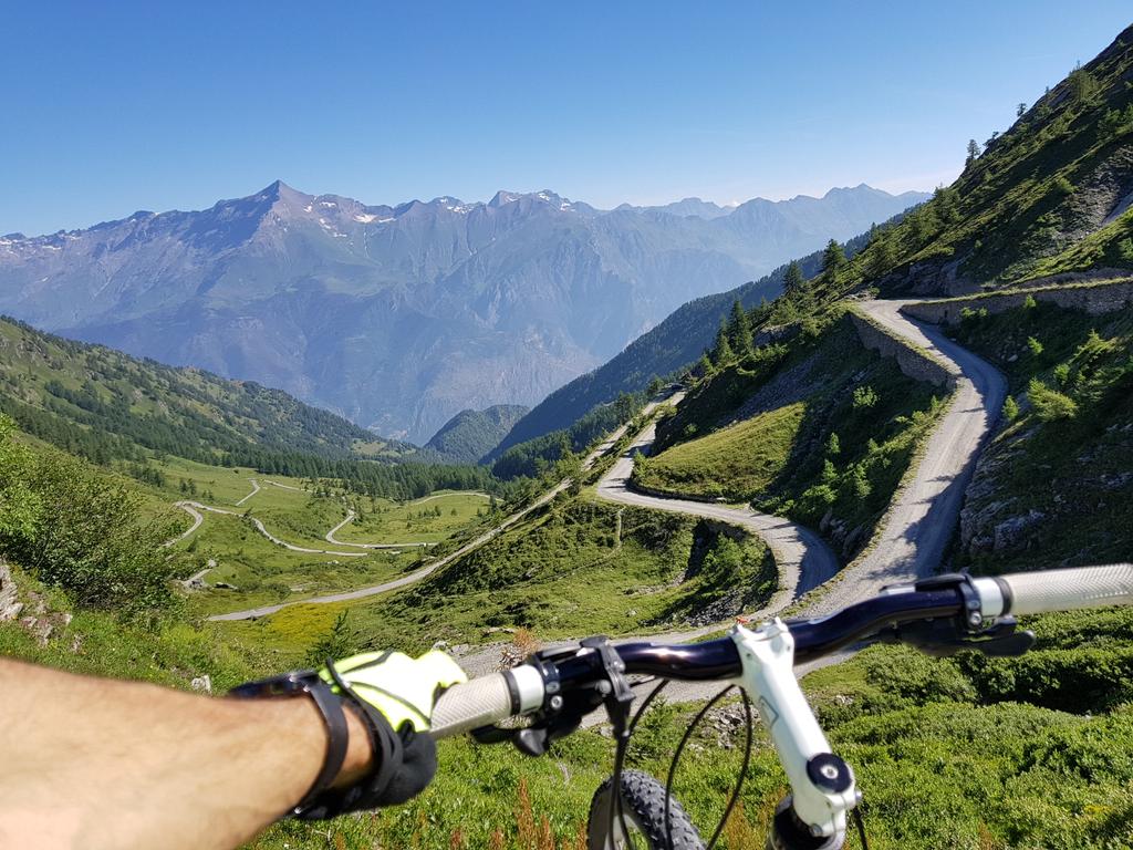 Salita al Colle delle Finestre con vista del Rocciamelone. #BuonaDomenica