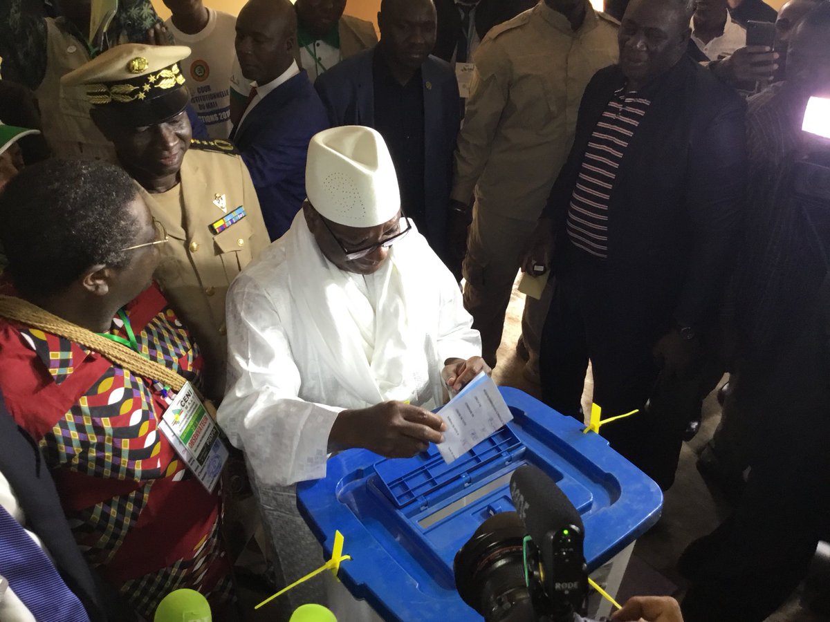 mikadofm's tweet photo. #Koulouba2018: le président sortant et candidat à sa propre succession, Ibrahim Boubacar Keïta, vient de voter au centre « École A-B de #Sebenicoro » #Mali https://t.co/XXfahI1ubC