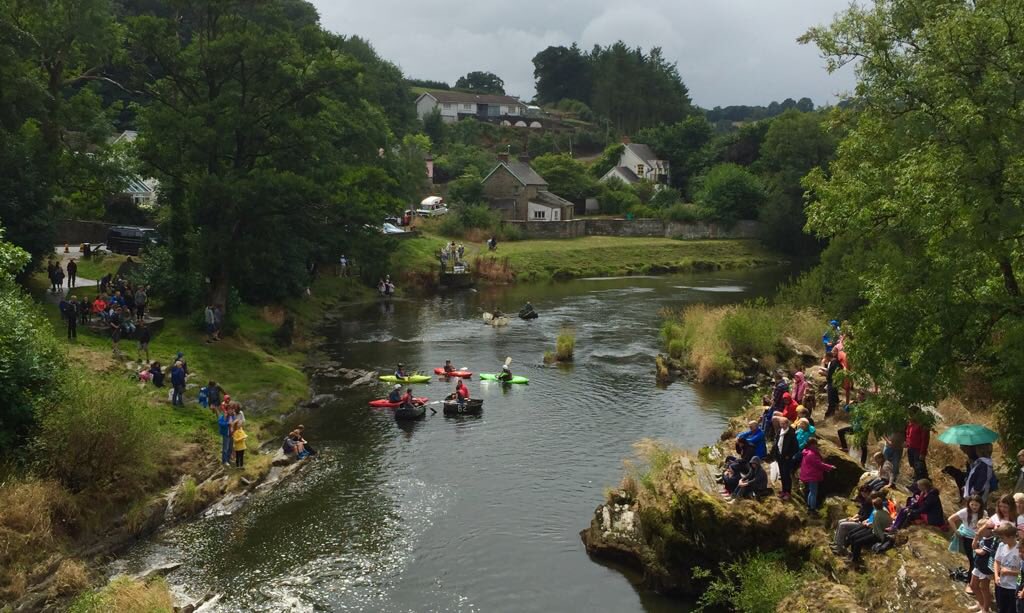 VW_Groupie's tweet photo. Colourful canoes, coracles and duck racing in Cenarth at the annual River Festival @visitceredigion @visitwales #findyourepic on Wales’ shores https://t.co/593vEfvrJy
