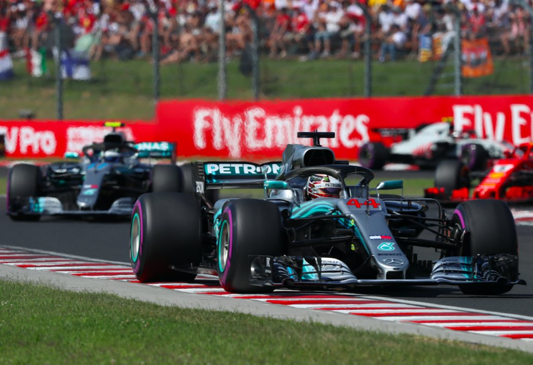 #F1 🏎 - ET LA VICTOIRE POUR LEWIS HAMILTON  ! Au milieu de ce chaos de fin de course, Hamilton engrange sa 5e victoire de la saison et augment son avance au championnat ! #HungarianGP