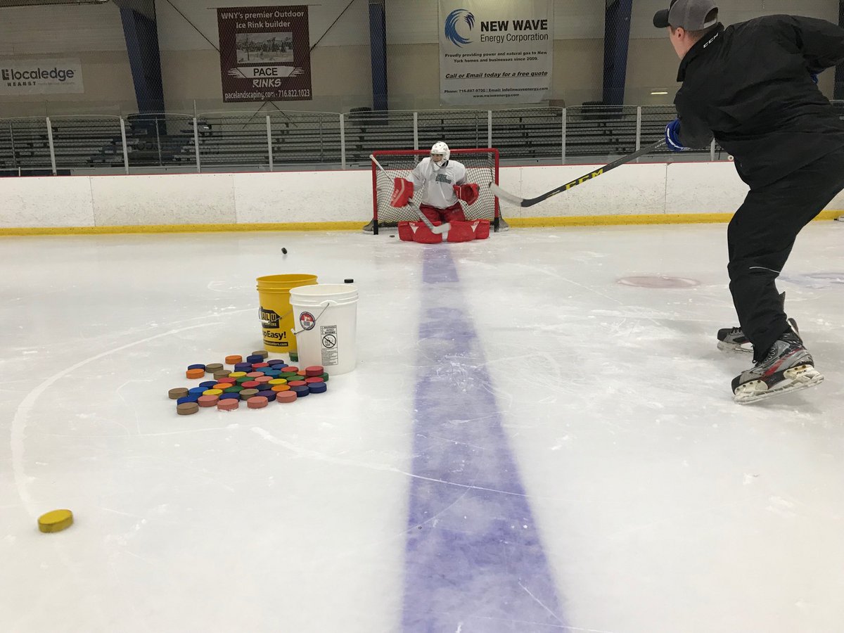 JanoszSoG's tweet photo. Colored pucks to work on reading the release early. #pucktracking https://t.co/TTlt5qbkxO
