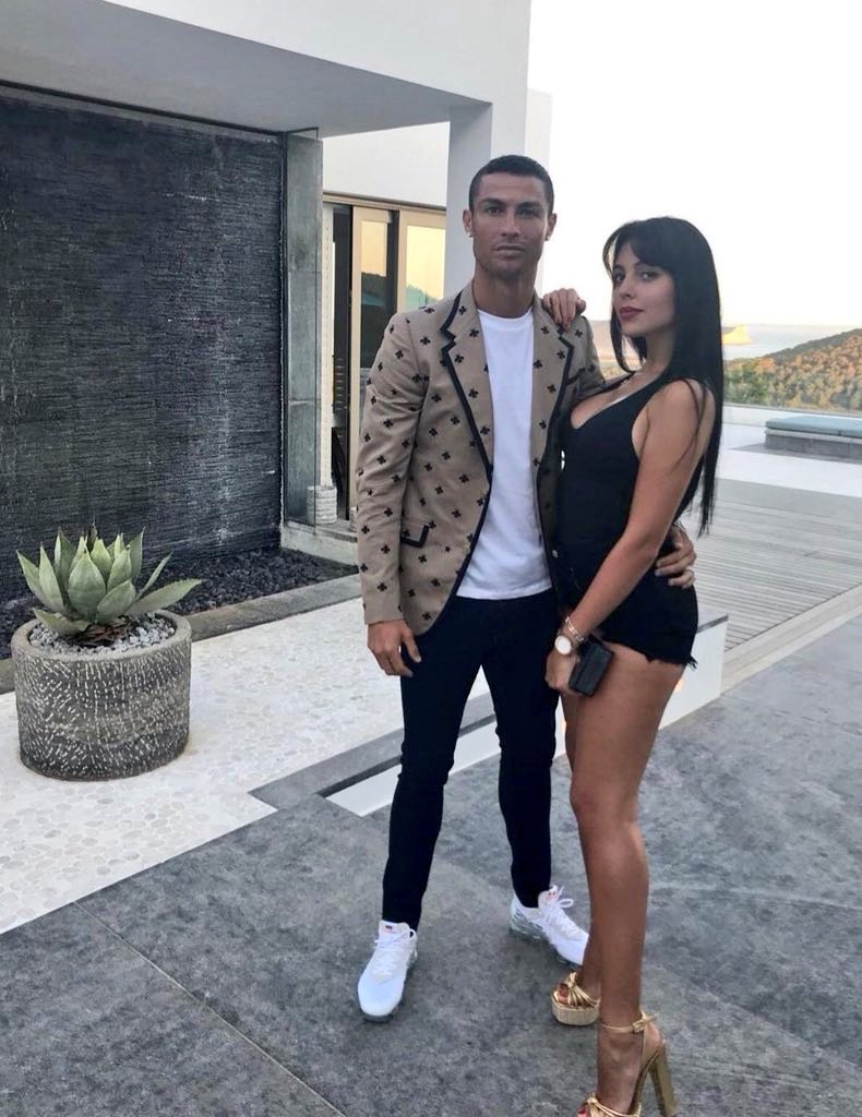 CriadoEnterado's tweet image. Antonio y Mari Paz, vocalistas de la Orquesta Diamante, posan antes de su actuación de esta noche en Carbonero de Ahusín, provincia de Segovia.