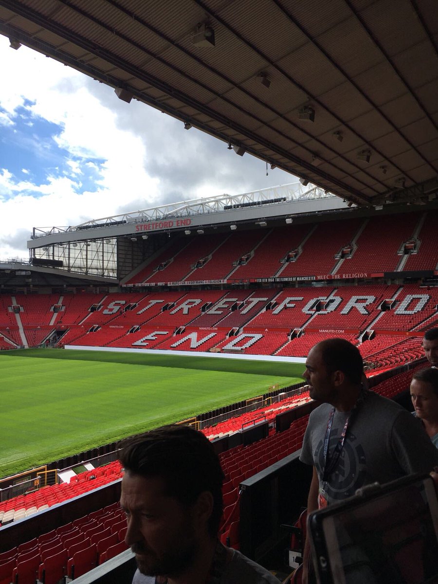alep_real's tweet photo. Oggi siamo nel fantastico Teatro dei sogni di Manchester, #OldTrafford. Una piacevole visita al campo e poi convegno Agenti #FIFA. Buona serata Amici!
#AlepAgency #YouFootballOurJob https://t.co/UHffgAovZY