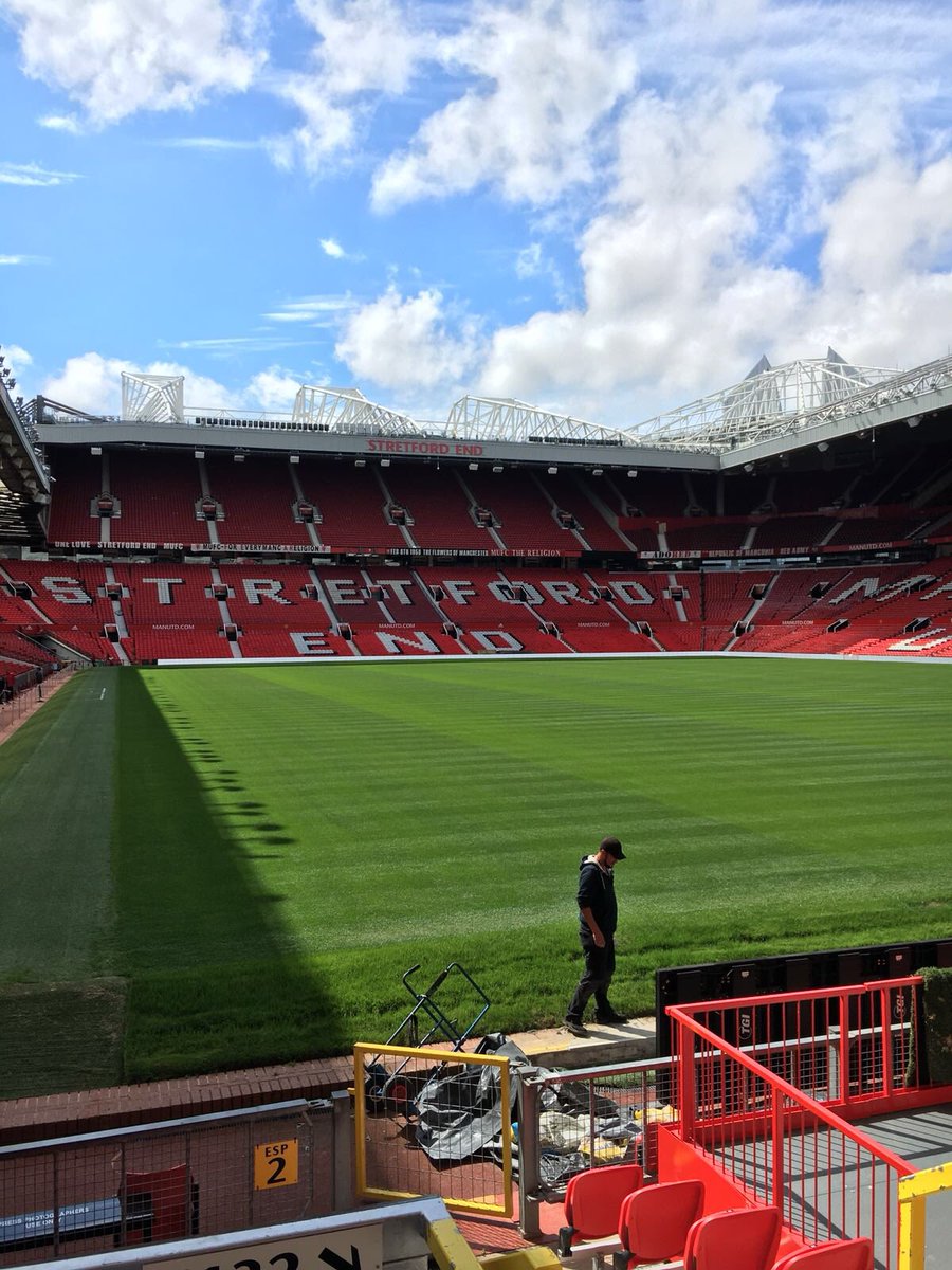 alep_real's tweet photo. Oggi siamo nel fantastico Teatro dei sogni di Manchester, #OldTrafford. Una piacevole visita al campo e poi convegno Agenti #FIFA. Buona serata Amici!
#AlepAgency #YouFootballOurJob https://t.co/UHffgAovZY