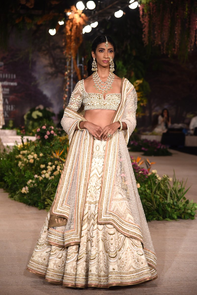 designkeesmedia's tweet photo. #rajnigandhasilverpearls presents #ReynuTaandon Jewellery - #archanaaggarwal . . @htTweets #SunilSethiDesignAlliance #rkjewellers #ICW2018 #Designkees #ad #Graphics #Creatives #Fashion #beautiful #lastday https://t.co/EqktBcwJK1