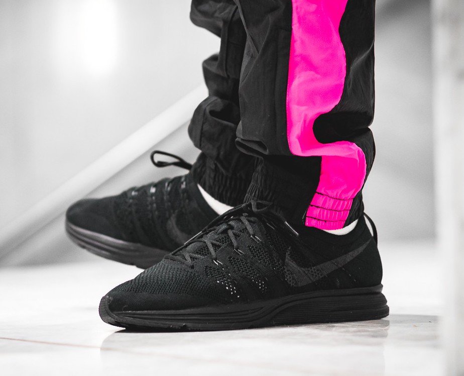 flyknit trainer triple black