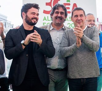 OPR_elgrito's tweet photo. ¿Pero #Valtònyc no era el revolucionario? ¿Que hace de telonero de #Puigdemont que es un politigonde ultraderecha? A este paso pronto vemos a @gabrielrufian abrazado a terroristas de ETA... Lo que hay que ver #felizdomingo #mentira #Catalunya #ProcesGate https://t.co/cg8DXqLmIW