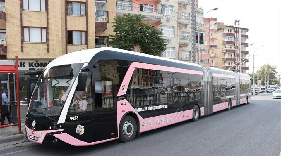 Burası Malatya,
Hanımların Daha Rahat Yolculuk
Yapabilmeleri için Pembe Trambüs
Uygulaması Başlattı....