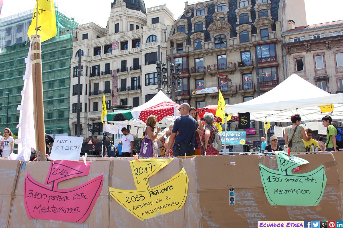 Vigilia de la plataforma Ongi Etorri Errefuxiatuak para exigir una política integral de acogida 29/07/2018 #Bilbao bit.ly/2LL2pys @errefuxiatuakB  <a href="/welcomeUrdaibai/">Urdaibai Ongi Etorri</a> <a href="/errefuxiatuakDu/">PlataformaOEEDurango</a> <a href="/ArabaOee/">OEE Araba</a> <a href="/OEEgetxo/">OEE Getxo</a> <a href="/OEE7kaleak/">Ongi Etorri 7Kaleak</a> <a href="/OEE_Portu/">Ongi Etorri Portu</a> #InorEzDaIlegala #RecursosYA