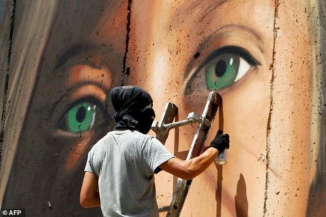 TanatDreams's tweet photo. Israel arrests Italian street art who painted mural of Palestinian teen #AhedTamimi  #Palestine  #JoritAgoch https://t.co/R9xwJtJU2o