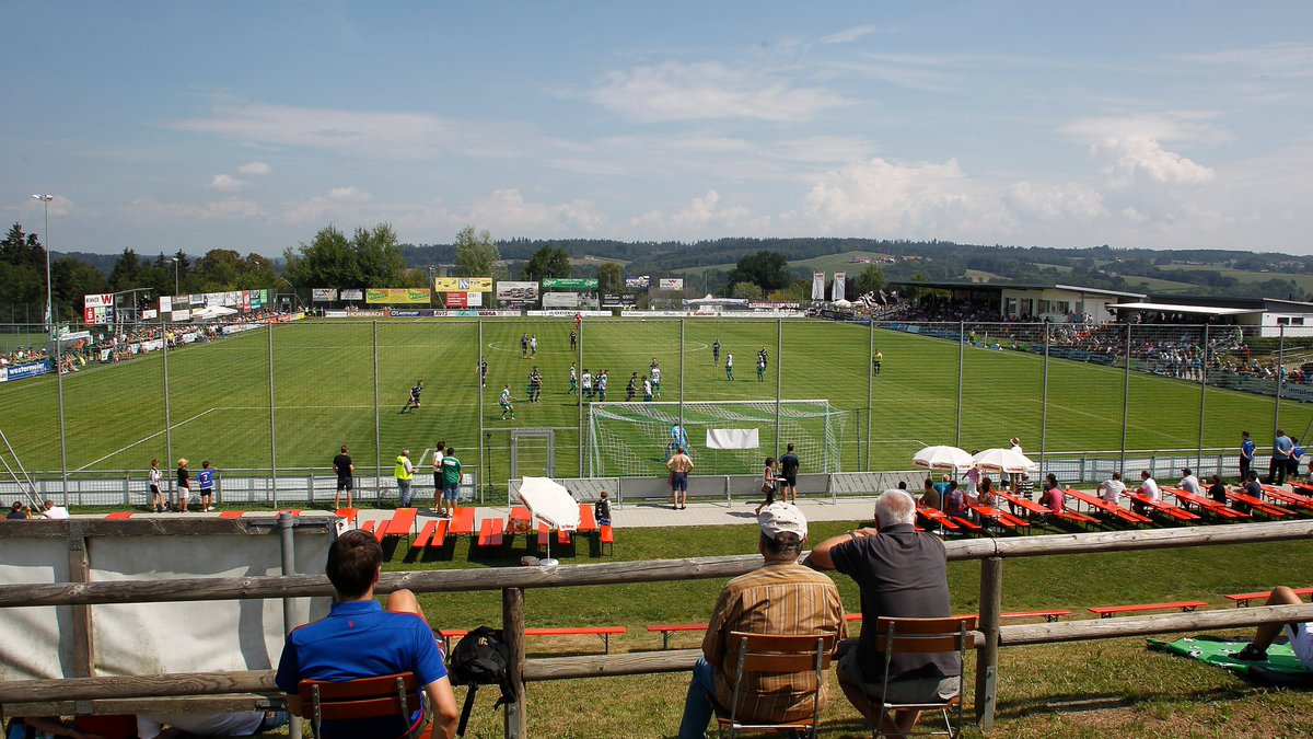 BFV_Medien's tweet photo. Halbzeit im "Frühschoppen-Spiel" der #Regionalliga Bayern zwischen dem SV #Schalding #Heining und @wacker1930 - noch sind keine Tore gefallen. Also ran an die Fernseher und @SPORT1 einschalten. Freuen wir uns auf spannende zweite 45 Minuten. https://t.co/sufBXqbSgB