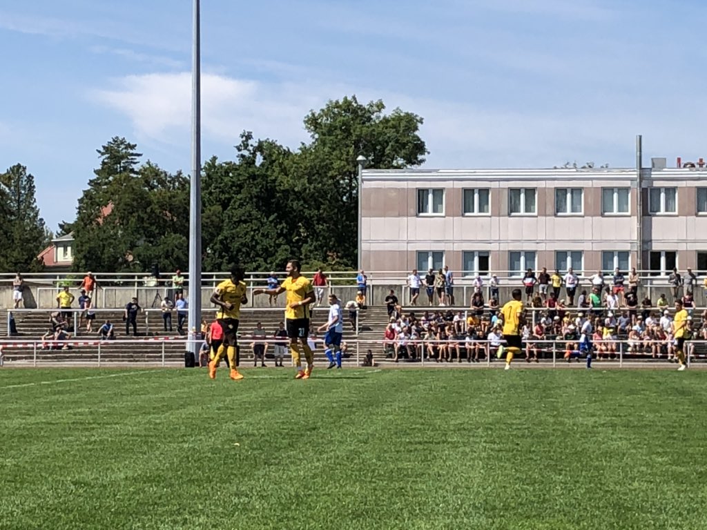 SGD_Liveticker's tweet photo. 73‘ Kreuzer zieht eine Ecke von rechts lang auf den zweiten Pfosten, dort berühren Testroet und Berko fast zeitgleich freistehend den Ball mit ihren Köpfen und klären so für den BFV. Schade! #BFVSGD 0:1 (0:1) https://t.co/z4QsgbSIBn