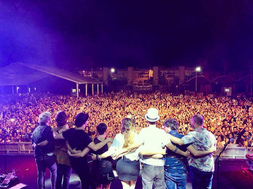 RozalenMusic's tweet photo. Cuando se te eriza de esa manera la piel sólo puede significar que quienes tienes delante sienten al mismo nivel que tú... 🙌❤️
Qué maravilla de público!
GRACIAS Isla Cristina!
Tenemos que venir más a Huelva, por favor 🙏
Se me arreglan los días cantándoos...
#CuandoElRíoSuena https://t.co/dbraQmuOOE