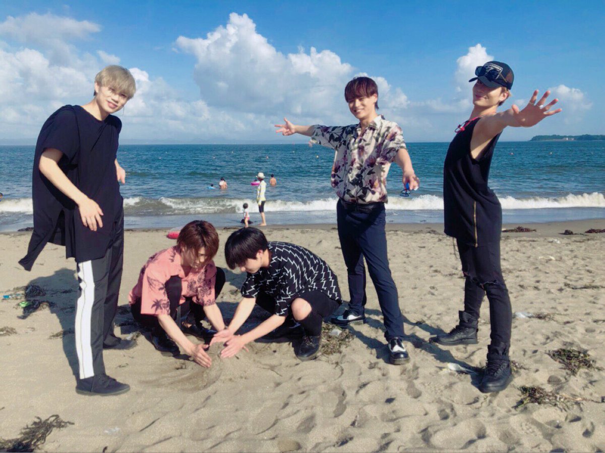 t___tateishi's tweet photo. 本日はOTODAMAにお越し頂いた皆さんありがとうございました🐬🏖

今年は5人で立てて良かった！
予想以上の熱気で気持ち良かった😌
昨日の分まで楽しめたかな？？

長時間外にいてかなり暑かったと思うので体調崩さないようにしっかりご飯食べてゆっくり休んでね(^^) https://t.co/SCUBv3XK7U