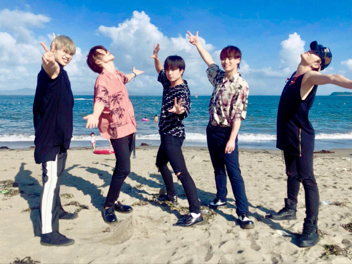 t___tateishi's tweet photo. 本日はOTODAMAにお越し頂いた皆さんありがとうございました🐬🏖

今年は5人で立てて良かった！
予想以上の熱気で気持ち良かった😌
昨日の分まで楽しめたかな？？

長時間外にいてかなり暑かったと思うので体調崩さないようにしっかりご飯食べてゆっくり休んでね(^^) https://t.co/SCUBv3XK7U