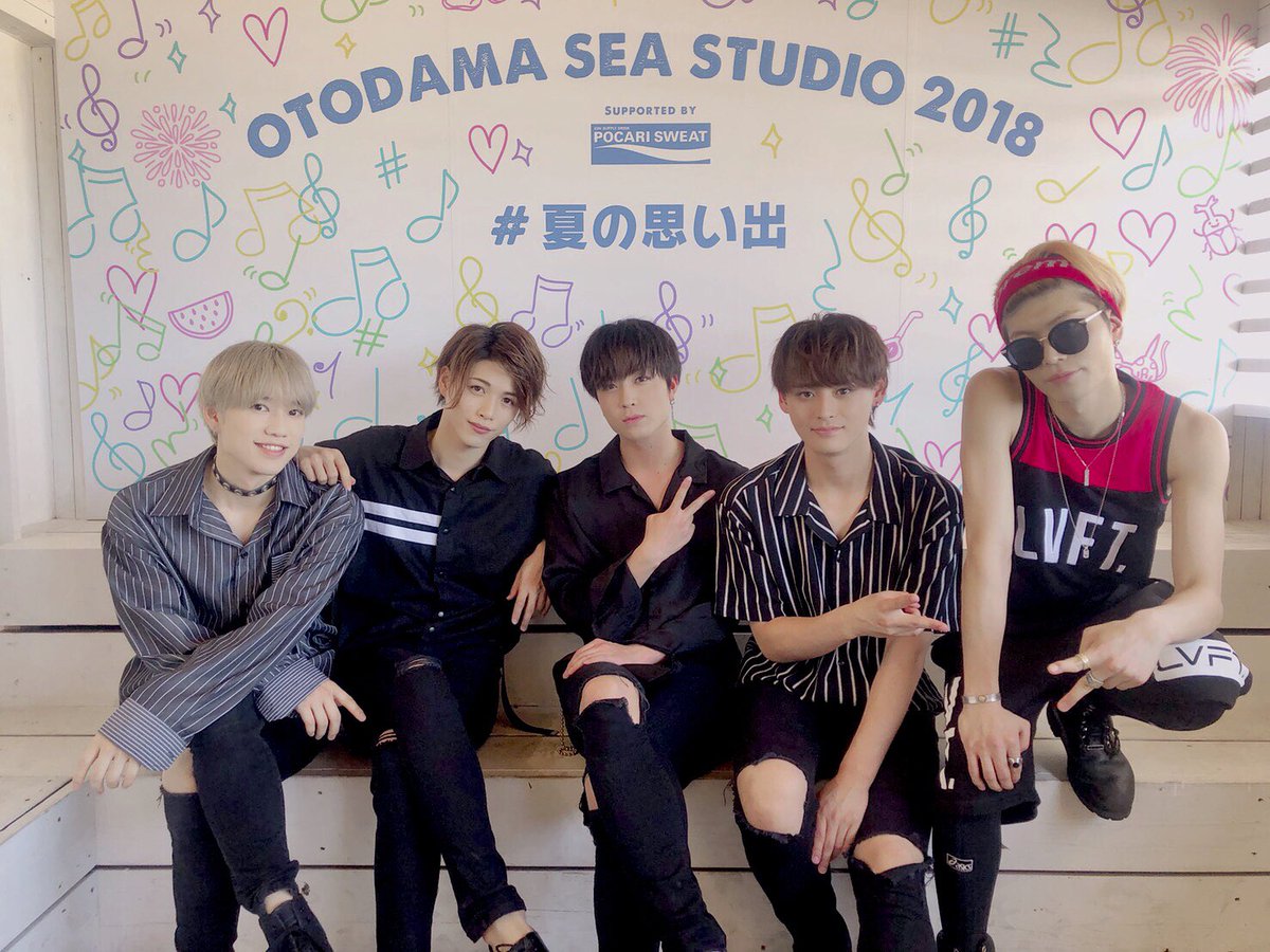 t___tateishi's tweet photo. 本日はOTODAMAにお越し頂いた皆さんありがとうございました🐬🏖

今年は5人で立てて良かった！
予想以上の熱気で気持ち良かった😌
昨日の分まで楽しめたかな？？

長時間外にいてかなり暑かったと思うので体調崩さないようにしっかりご飯食べてゆっくり休んでね(^^) https://t.co/SCUBv3XK7U