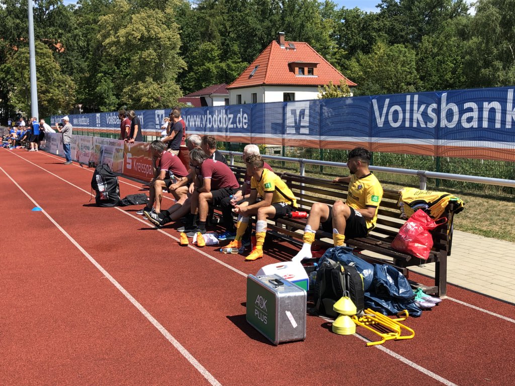 SGD_Liveticker's tweet photo. 86‘ Vasil Kusej sehr auffällig in der Schlussphase: Jetzt schlenzt der Tscheche aus 20 Metern den Ball an den Querbalken. Dynamo muss längst höher führen! #BFVSGD 0:1 (0:1) https://t.co/e3dciIOdEW