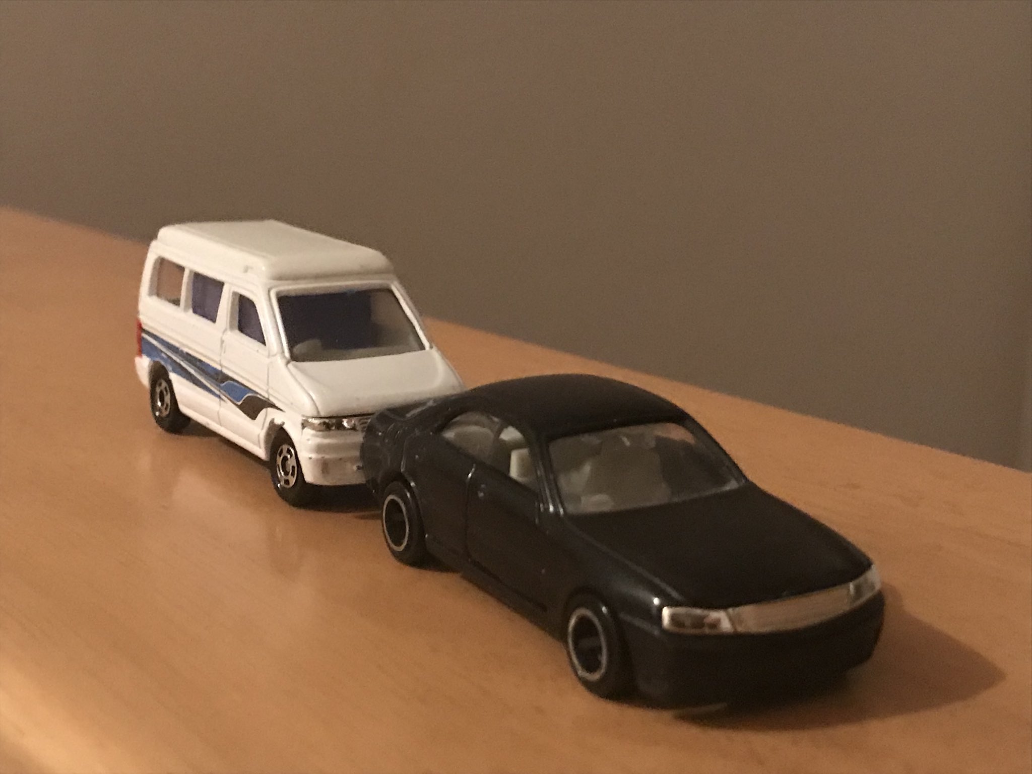 快速ざおう Twitterren トミカ 不幸にも黒塗りの高級車に追突してしまう ボンゴフレンディは持っていますががセンチュリーは持っていないのでグロリアで許してください 快速ざおう Twitterren トミカ 不幸にも黒塗りの高級車に追突してしまう ボンゴフレンディは持っていますががセンチュリーは持っていないのでグロリアで許してください