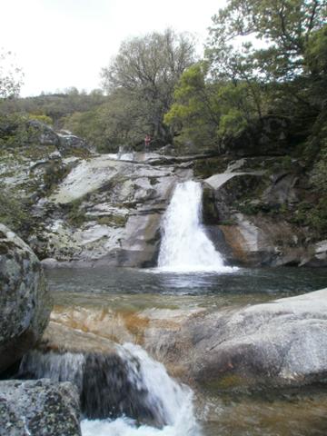 chtajo's tweet photo. Te proponemos un refrescante baño en los Pilones de la Garganta de los Infiernos, en Jerte. Además, puedes remontar el río hasta el Puente Nuevo, parte de la ruta que va del Pueblo de Tornavacas hasta el Monasterio de Yuste. #EnVacaciones #EscapadaVerano #ValleJerte #CuencaTajo https://t.co/q4HlTeLs13