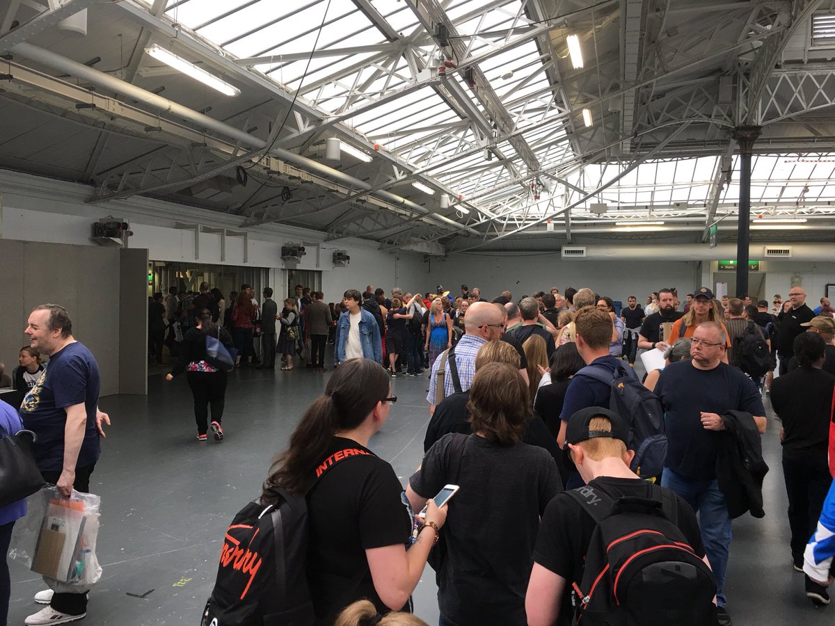 twogeekychicks's tweet photo. In the queue for the #PeterCapadi talk at #LFCC2018 This guy is a little bit popular! #lfcc https://t.co/O0wJ5KQUT9