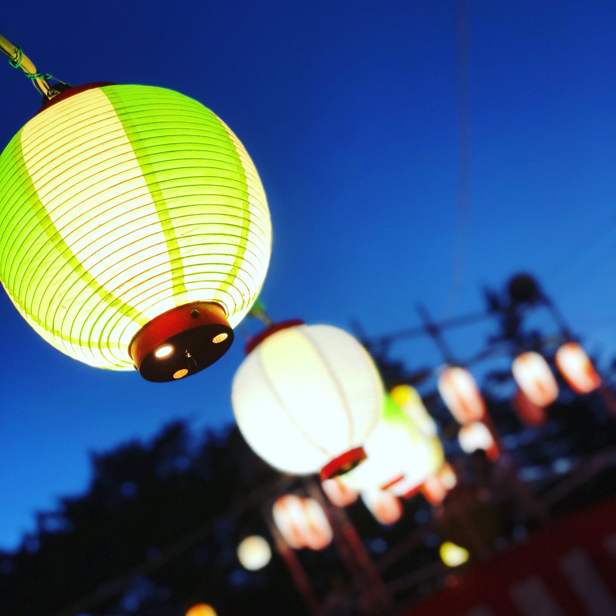 加藤裕一 Uichi على تويتر 近くの公園で夏祭り 子どもの頃は大小関係なく 和太鼓の音 提灯の灯り 町内の声にワクワクしてた 今でも夏の始まりの雰囲気は好き ただ ここから夏の終わりまでが猛烈に早い 夏まつり 夏祭り 盆踊り 和太鼓 夏の始まり