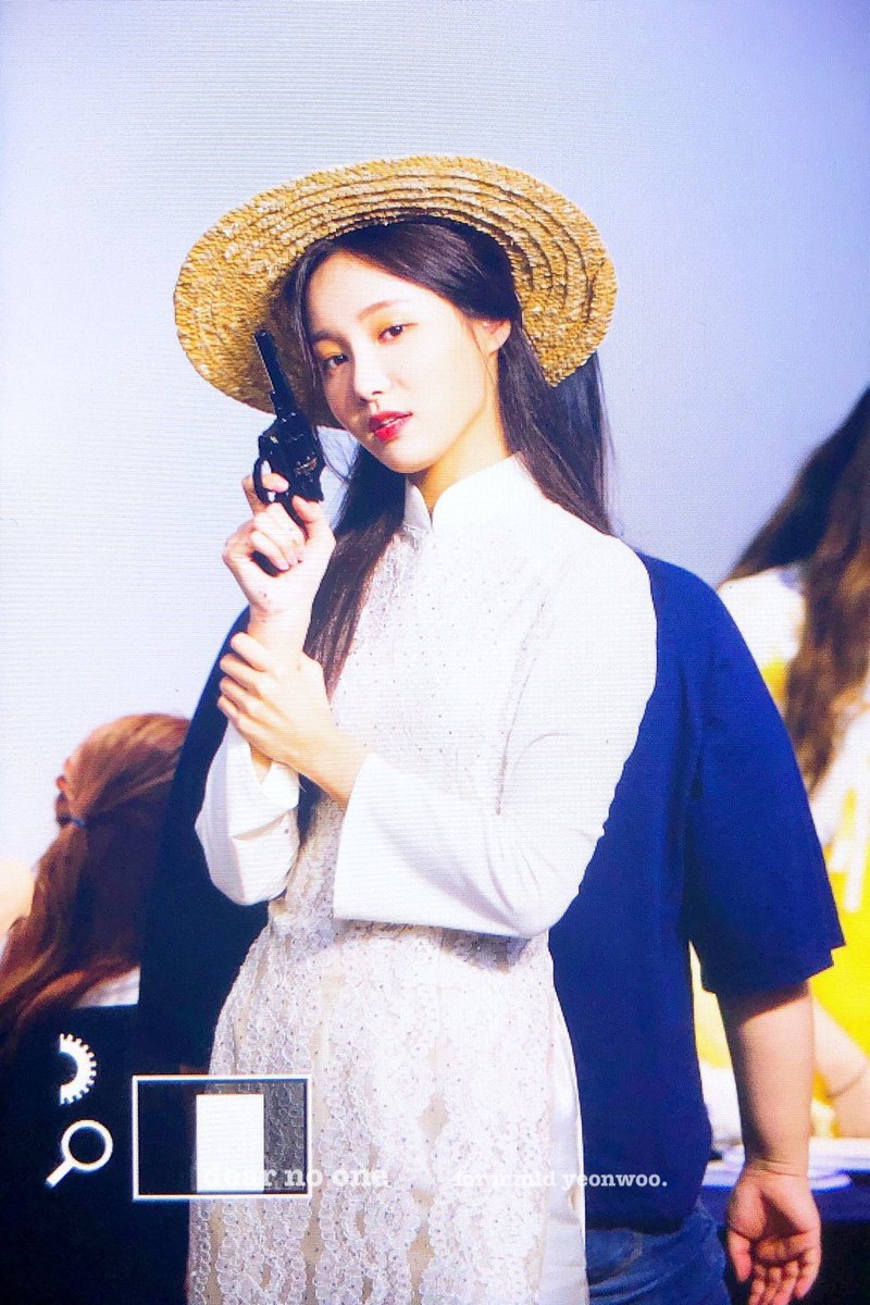 elfin_baby's tweet photo. 아 대박 머박적 라노벨 같다 ㅋㅋㅋ 아오자이의 반묶음 미소녀가 잠입수사 중인 FBI!!??? https://t.co/CbhHNhnbuS