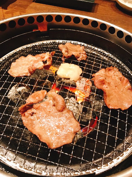 お祝い焼肉きた🍴
いっぱいタン食べるぞ〜〜 