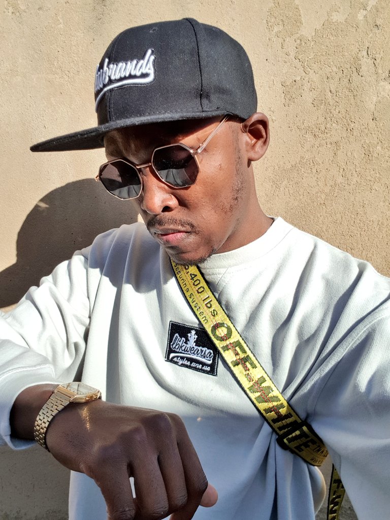 lbkwearsa57's tweet photo. The quality of this sweater is remarkably amazing it's even more than it's worth. #LessBrands #LBKWEARSA https://t.co/Jdd4HJlIo0