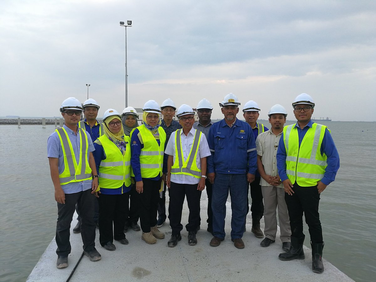 KPKR <a href="/RoslanMdTaha/">Roslan Md Taha</a> sempat meninjau perjalanan projek pembinaan jeti LKIM Pengerang. Melihat persiapan terakhir sebelum penyerahan sepenuhnya. <a href="/baru_bian/">Baru Bian</a> <a href="/HjAnuarTahir/">Hj Anuar Tahir</a> <a href="/DrAliHamsa/">Ali Hamsa #YNWA</a> <a href="/JKRMalaysia/">JKR Malaysia</a> @MOWorks