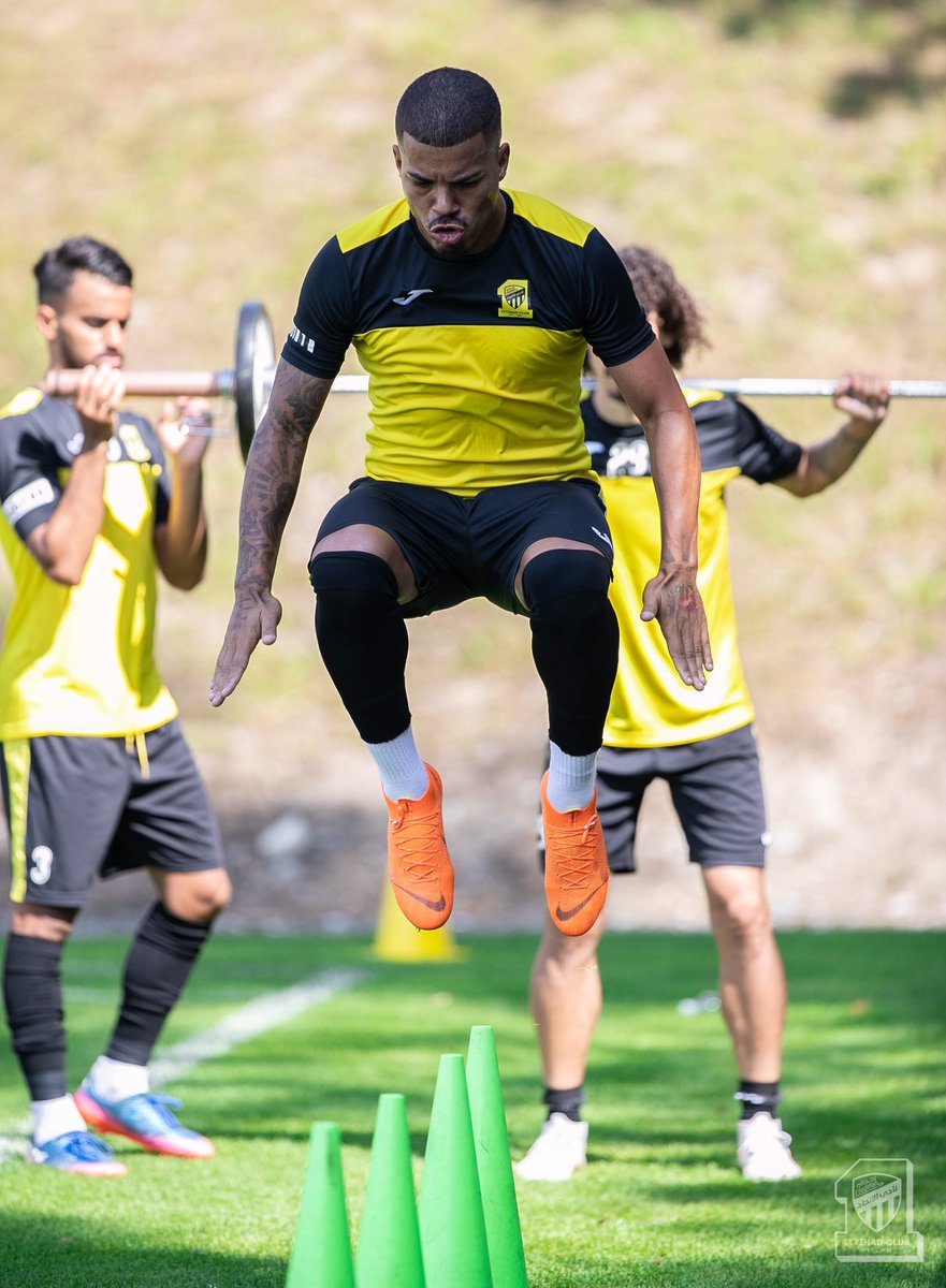 المركز الإعلامي/📸 صور الحصة التدريبية الصباحية للفريق الكروي الأول في معسكره الاعدادي 