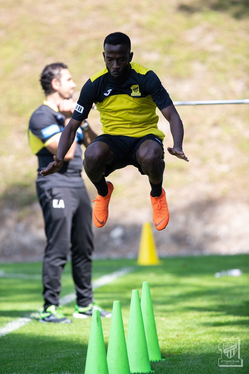 المركز الإعلامي/📸 صور الحصة التدريبية الصباحية للفريق الكروي الأول في معسكره الاعدادي 